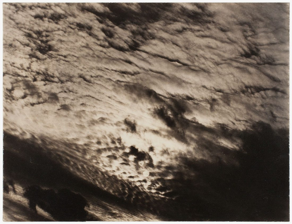 Fotografía de nubes de Alfred Stieglitz relacionada con la secuencia Music de 1922